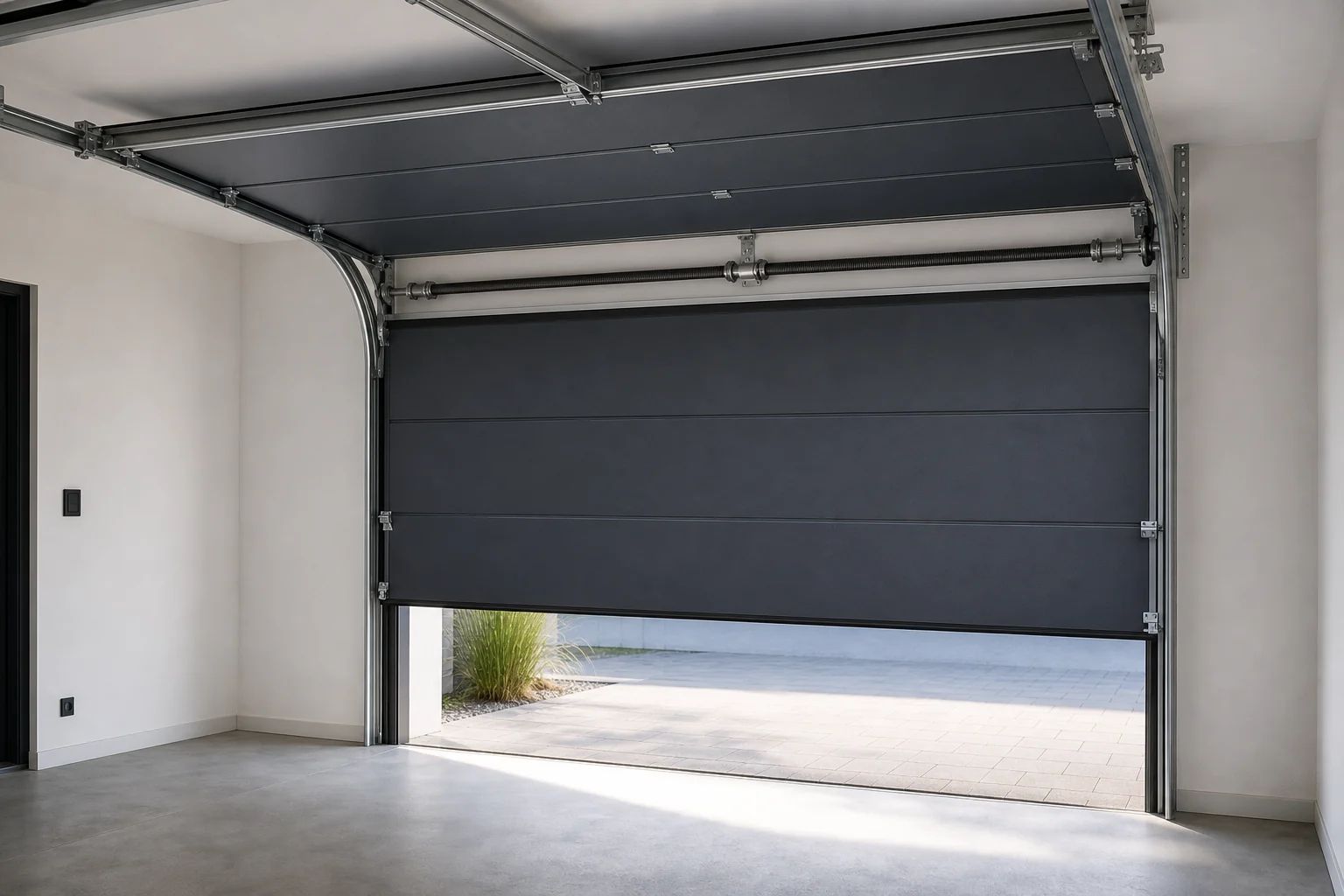 Sektionaltor von innen: Paneele laufen über gebogene Laufschienen und legen sich unter die Garagendecke